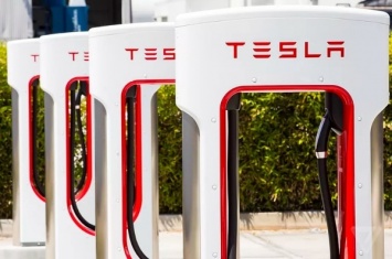 Tesla отменяет бесплатную заправку электромобилей