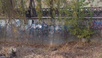 В оккупированном Симферополе на набережной написали "Ярош, введи войска"