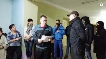 В Запорожской области люди в балаклавах пытались сорвать отчет депутата