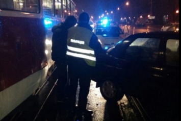 На Московском проспекте иномарка врезалась в трамвай (ФОТО)