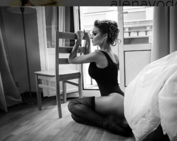Алена Водонаева шокировала поклонников фото в шубе с голыми ногами