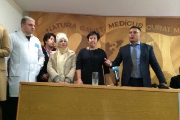Врачей и пациентов больницы на окраине Мариуполя снова уговариали "сдаться" МВД (ФОТО)
