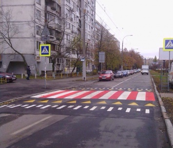 В Оболонском районе нарисовали еще один повышенный переход