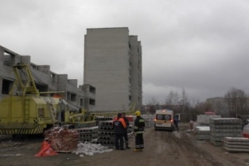 В Чернигове строительный кран отправил мужчину в больницу