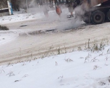 В Красноярске горожане снова стали свидетелями укладки асфальта в снег