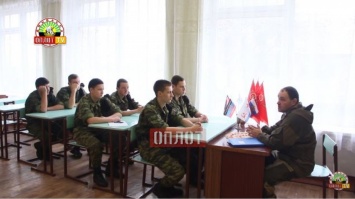 Школьников оккупированного Донбасса учат на списанном оружии