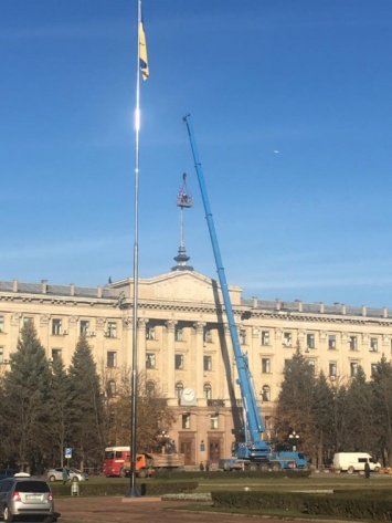 Свято место пусто не бывает - вместо звезды в нимбе над головами николаевцев теперь Тризуб