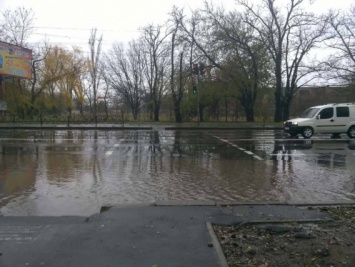 В Николаеве после дождя по улицам можно плыть на лодках