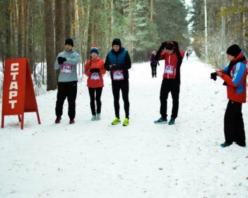 В Челябинске жители пробежали снежный марафон в мороз