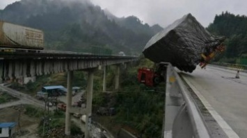 В Китае фура зависла на 30-метровом мосту (фото)