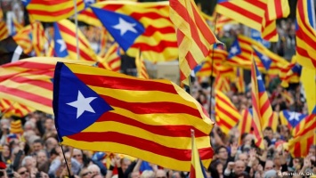 Тысячи жителей Каталонии протестуют против антисепаратистских решений Мадрида