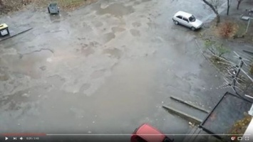 В Запорожье коммунальщики игнорируют "потоп" и "блэкаут" на Ладожской, 12 (Видео)