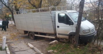 Симферопольцы сегодня наблюдали погоню полиции за угонщиком грузовика