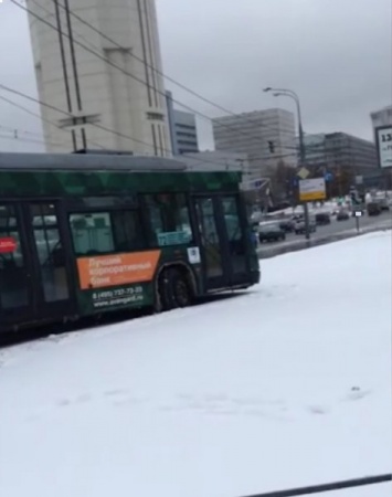 Троллейбус вылетел с дороги на тротуар на юго-западе Москвы