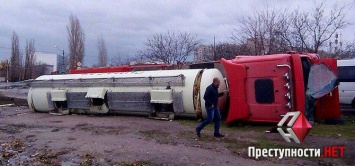В Николаеве пьяный водитель перевернул автоцистерну