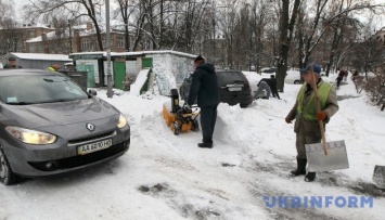 В Киеве дворы убирали 4600 коммунальщиков