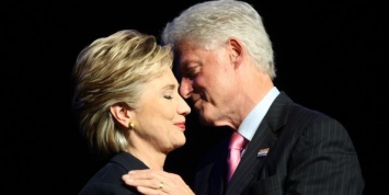 После поражения на выборах Хиллари Клинтон подала на развод