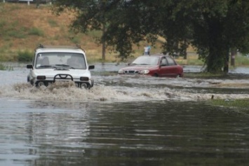 Автомобили в Херсоне идут под воду (фото)