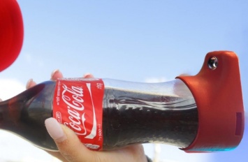 Coca-Cola распространила на израильском фестивале бутылку с насадкой для автоматической съемки селфи