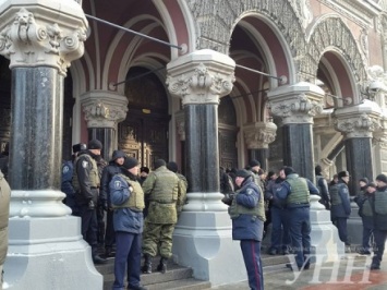 Ступени здания НБУ заполнены правоохранителями