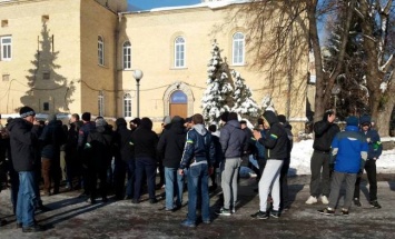 В Киеве возле Мариинского собирают титушек: видео