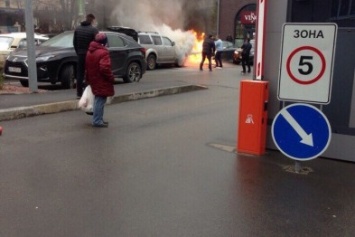 Возле Сумского рынка горят иномарки (ФОТО)