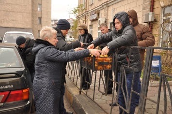 Одесские портовики собрали одежду и еду для сельского интерната