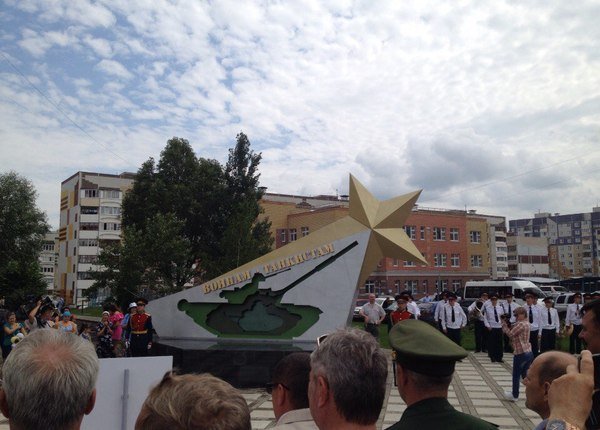 В Казани установили монумент воинам-танкистам
