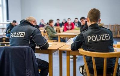 Полиция Германии не справляется с потоком беженцев