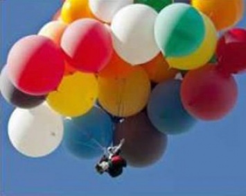 Мужчина взлетел в небо на воздушных шариках (ВИДЕО)