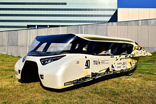 В Голландии построен "семейный" автомобиль на солнечных батареях (ВИДЕО)