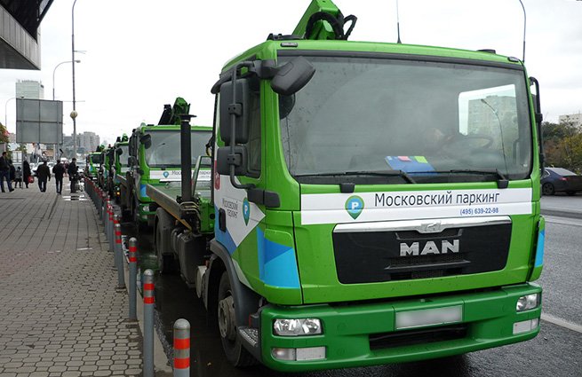 В центре Москвы эвакуировали авто с женщиной и ребенком в салоне