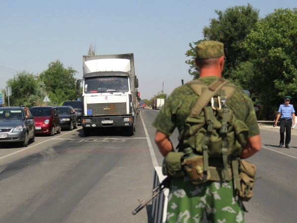 Украинец пытался провезти сына в Крым в контейнере для запасного колеса