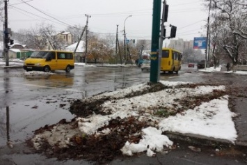 Грузовик с прицепом пронесся на красный сигнал светофора: в Херсоне на "не добром перекрестке" чуть не произошло ДТП (фото)