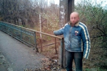 Двое мужчин средь бела дня воровали перила на мосту в Запорожье, - ФОТО
