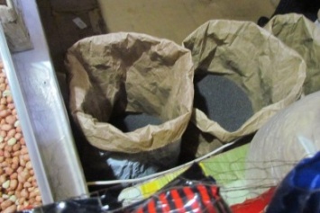 На мариупольском рынке изъяли 7 мешков с маком для булочек (ФОТОРЕПОРТАЖ)