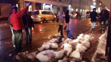 В Петербурге глыба льда упала на девушку у Московского вокзала