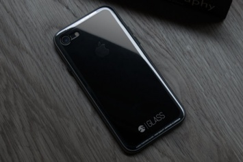 GLASS: первый в мире стеклянный чехол для iPhone 7 в цвете «черный оникс» [видео]