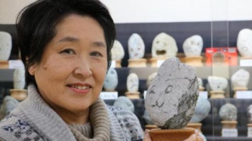 В музее Японии собрали тысячи камней, похожих на человеческие лица