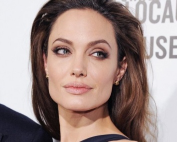 Анджелина Джоли после развода обратила внимание на женщин