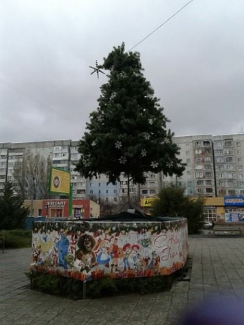 В Луганске новогодняя елка сломалась в процессе установки (ФОТО)