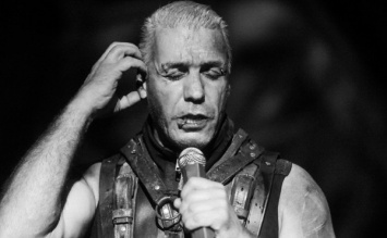 Солист группы Rammstein Линдеманн прочитал свои стихи в "Гоголь-центре" в Мскве