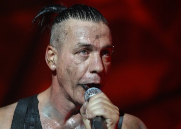 Вокалист Rammstein Тилль Линдеман посетил закрытые чтения своих стихотворений в Москве