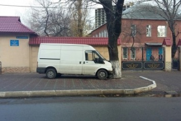 Бог парковки: Одессит у военкомата в дерево припарковал автобус (ФОТО)