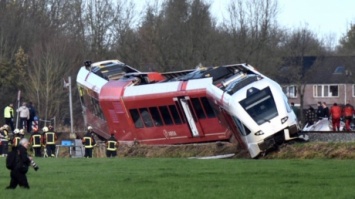 В Нидерландах поезд сошел с рельсов после столкновения с молоковозом, есть раненые
