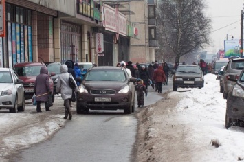 Житель Санкт-Петербурга с коляской не дал женщине проехать по тротуару