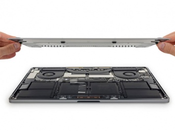 Разборка MacBook Pro 15" с Touch Bar: скрытый разъем для восстановления данных с SSD и бутафорские решетки динамиков