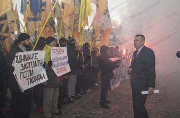 В Бердянске «Азов» митинговал против тарифов