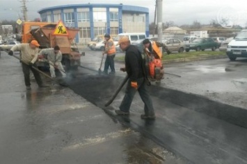 В Мариуполе не клали асфальт в лужи, а использовали специальную технологию