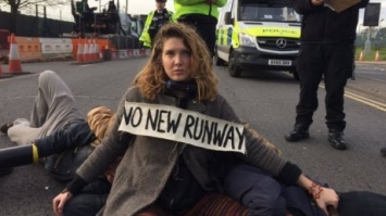 В Лондоне задержали 15 протестующих, заблокировавших дорогу в "Хитроу"